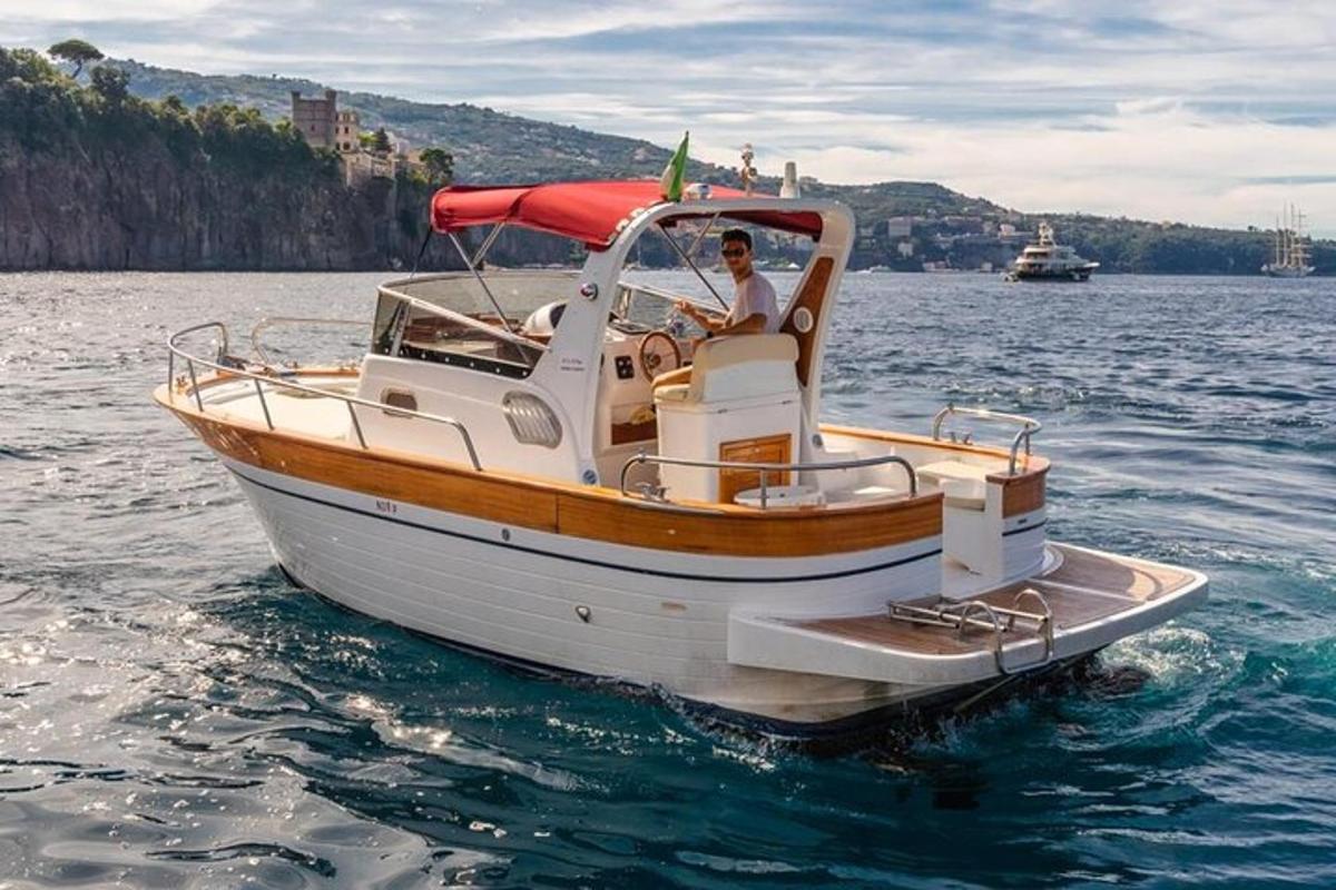 un hombre sentado en un bote en el agua