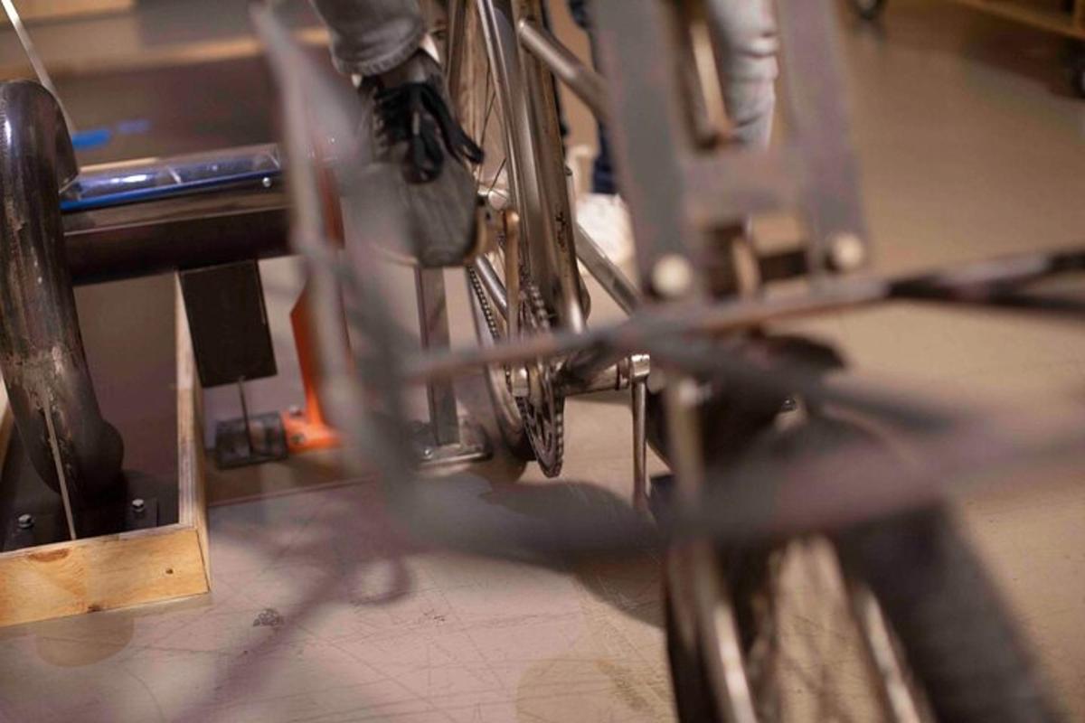 Un primer plano de un neumático de bicicleta sobre una mesa.
