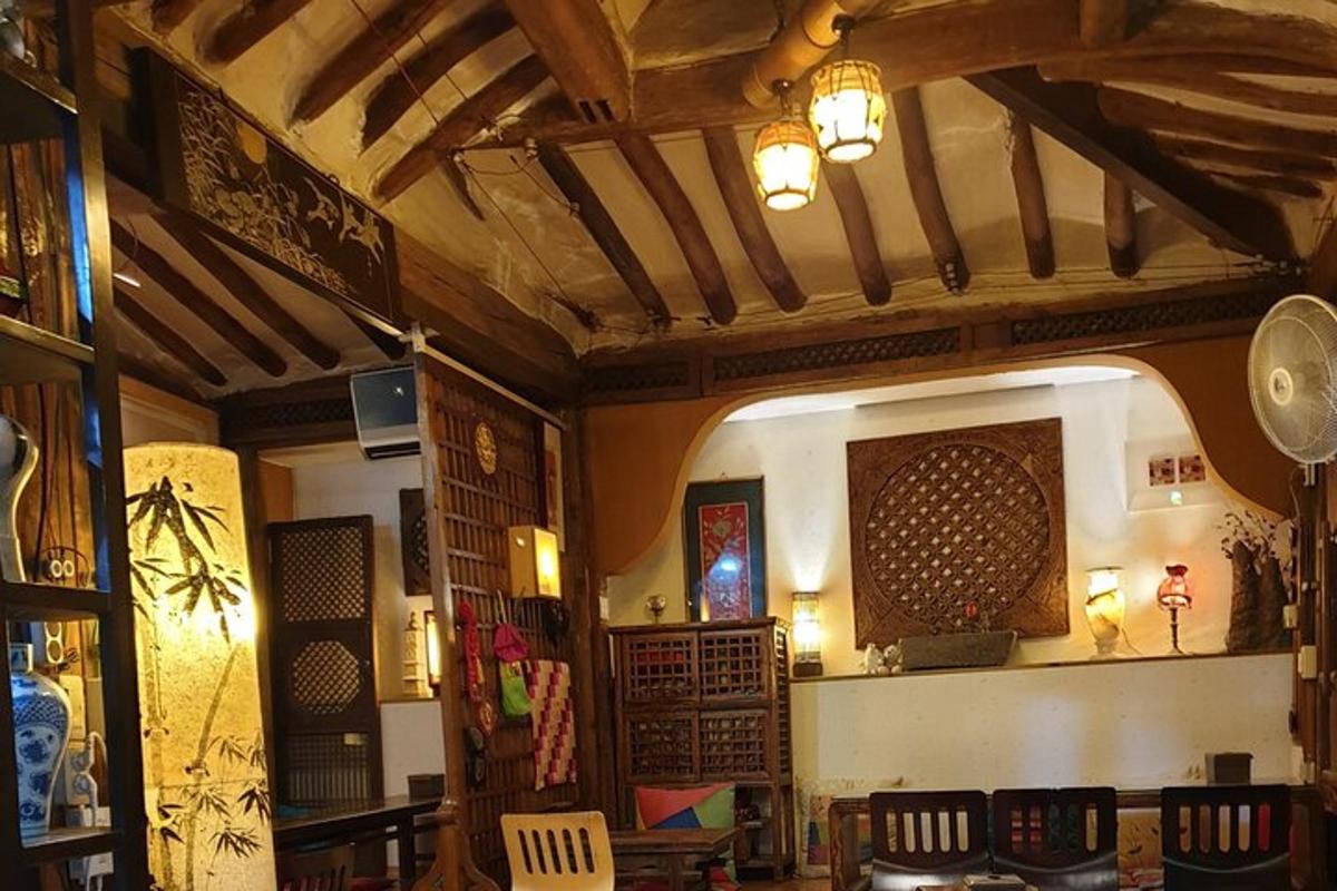una sala amb taula i cadires en un restaurant