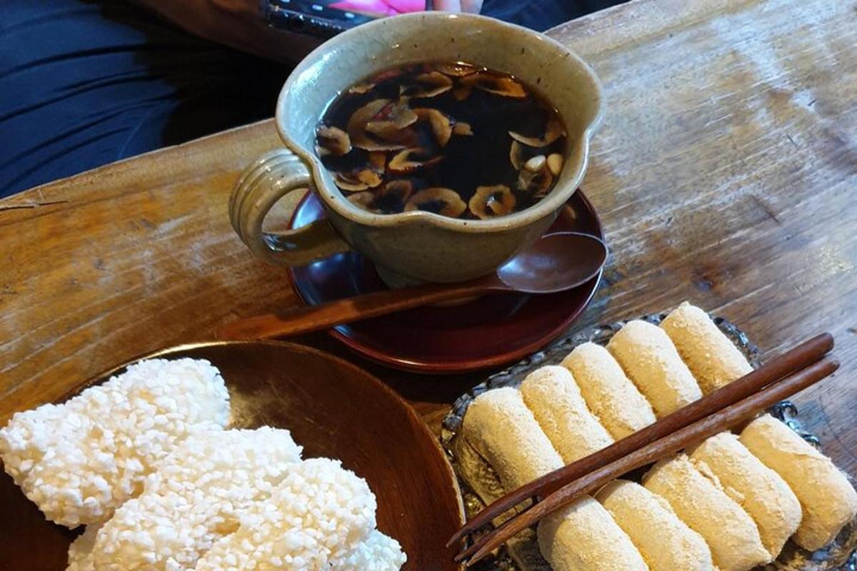 una taula de fusta amb una tassa de cafè i galetes