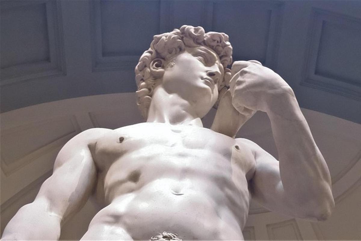 una estatua de un hombre con la cabeza entre las manos