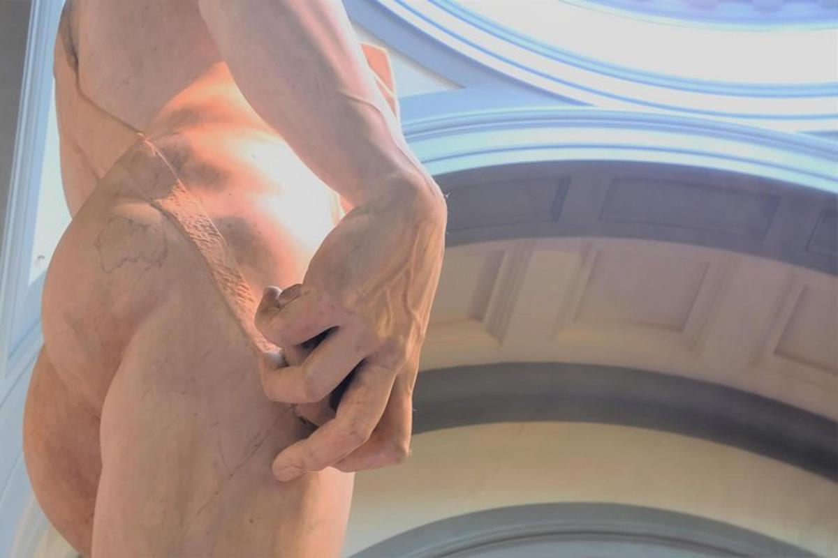 una statua di un uomo in piedi in un edificio