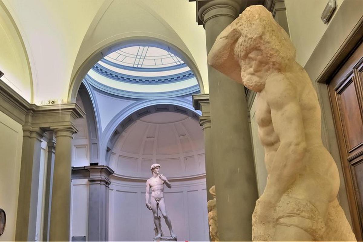 una statua di un uomo in piedi in un museo