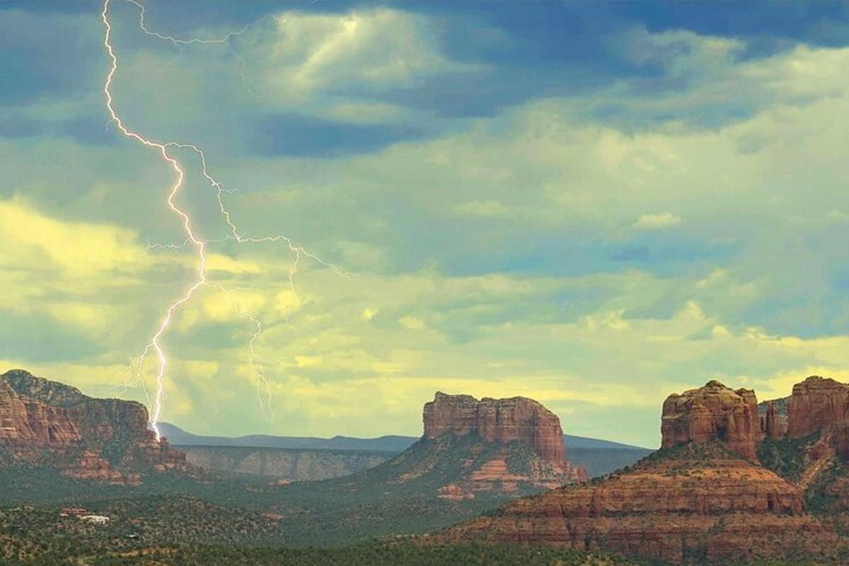 bouřka v Grand Canyonu s kameny