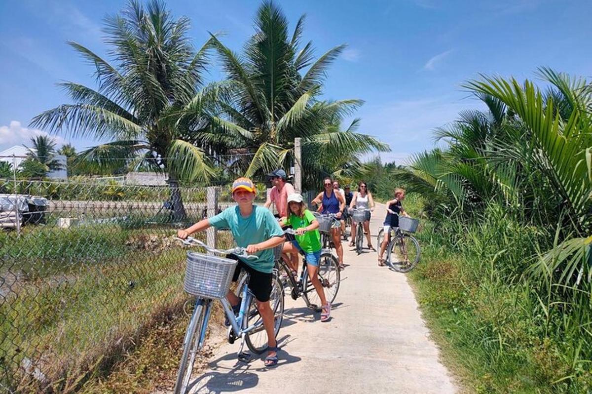 Un grupo de personas andando en bicicleta por un sendero.