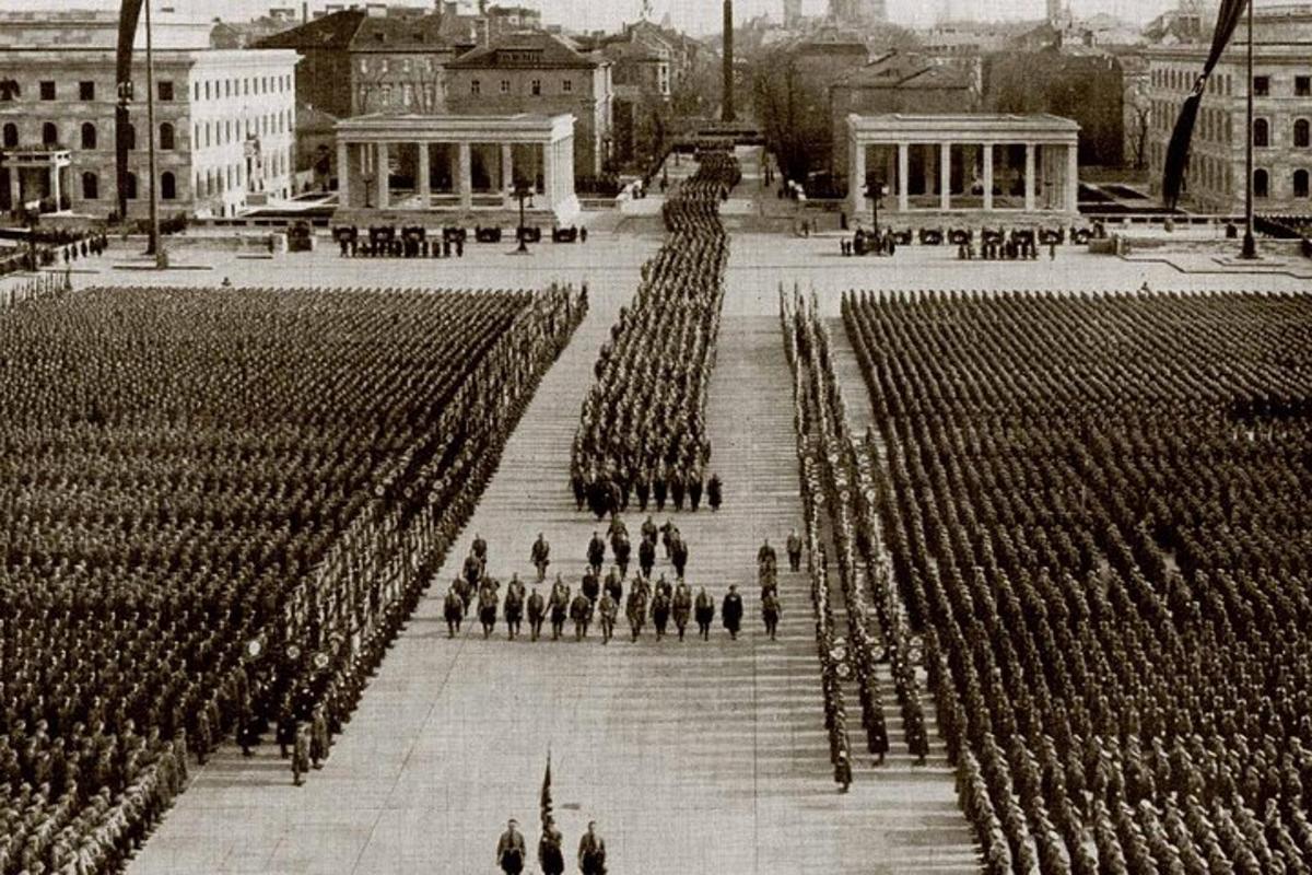 černobílá fotografie skupiny lidí stojících na schodech