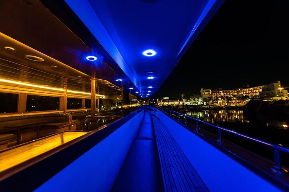 uma vista de uma ponte à noite com luzes azuis