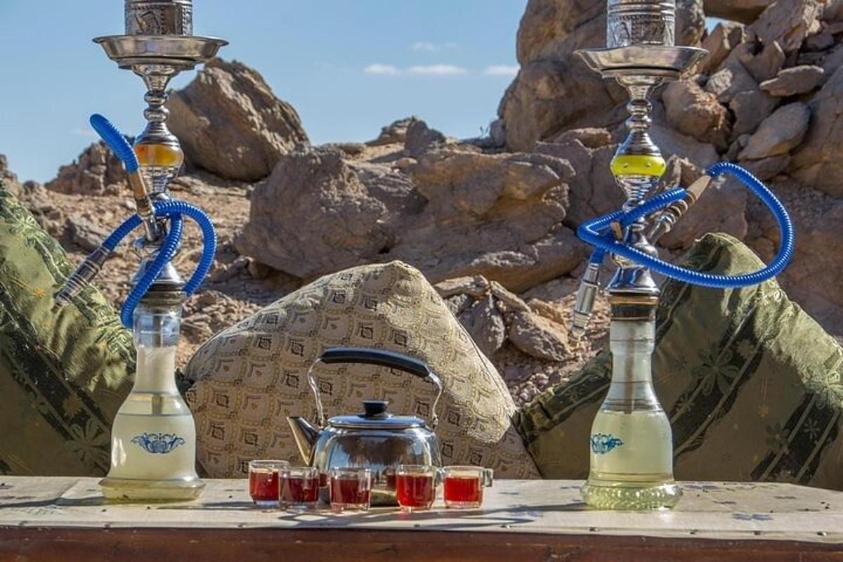 un tavolo con due bottiglie di vetro e un bollitore per il tè