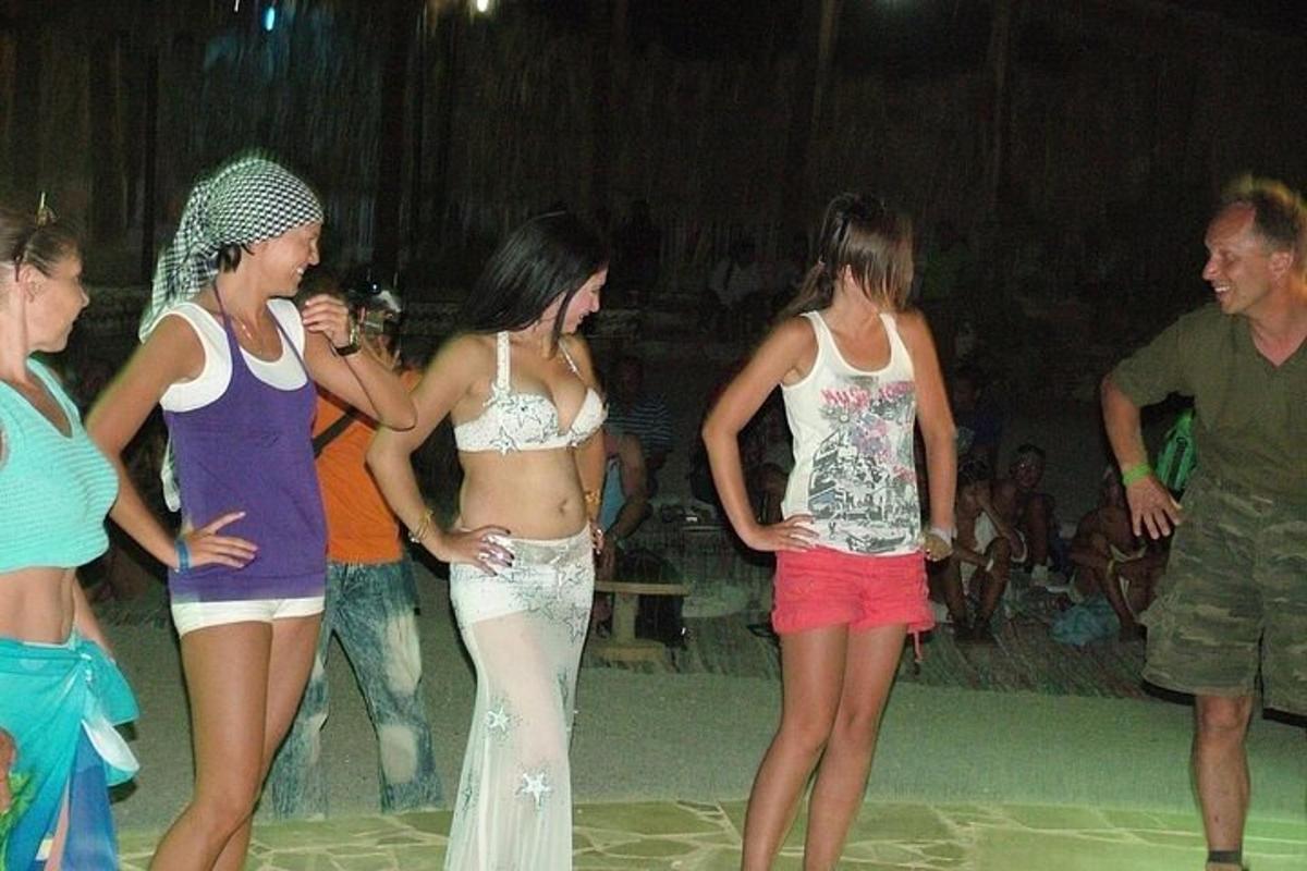 un gruppo di giovani donne in piedi su una pista da ballo