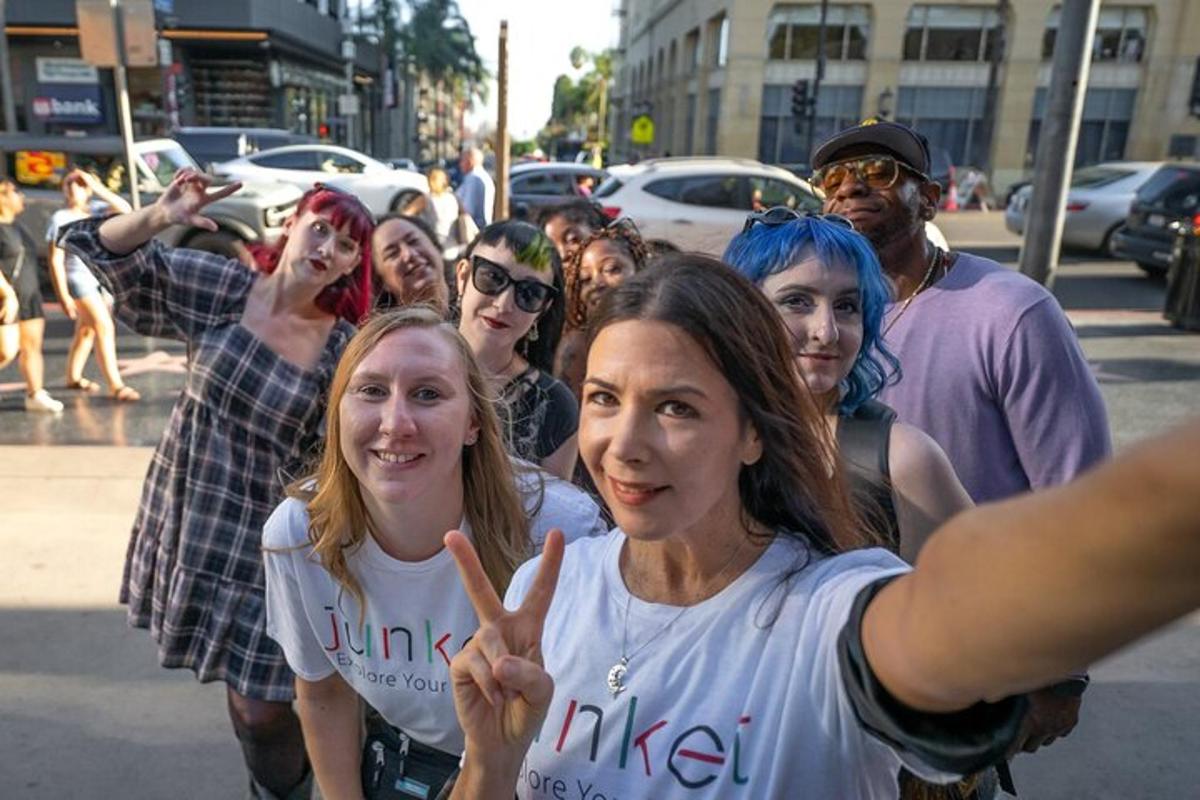 un grup de persones caminant pel carrer