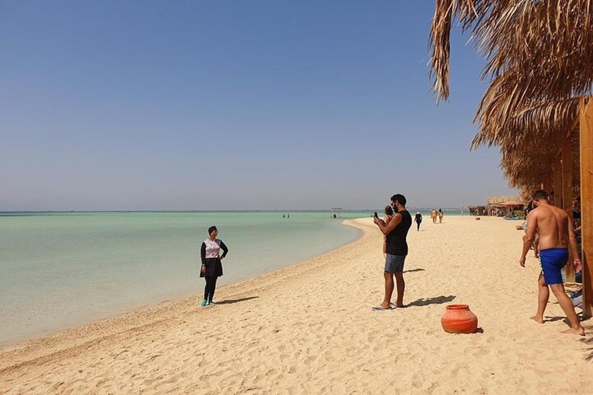 un gruppo di persone in piedi su una spiaggia