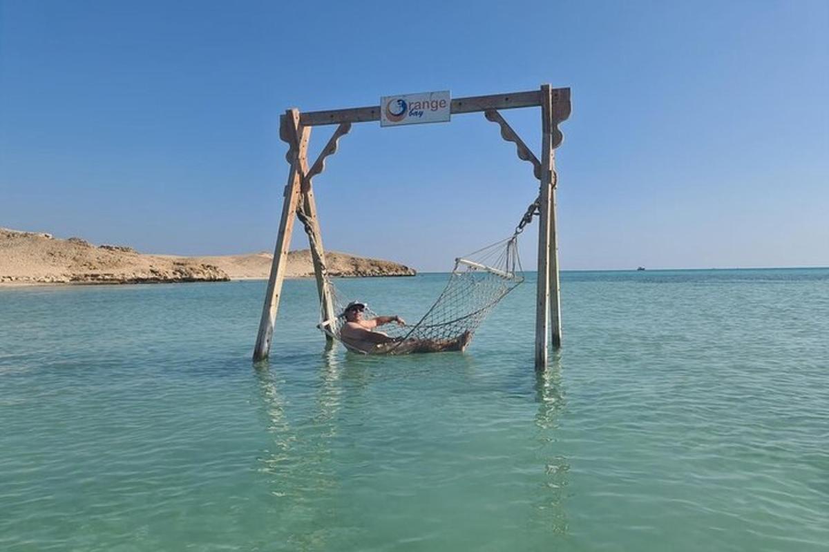 un uomo è seduto su un'amaca in acqua