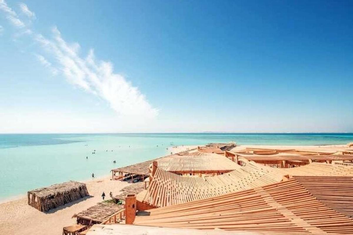 una spiaggia con persone che nuotano nell'acqua