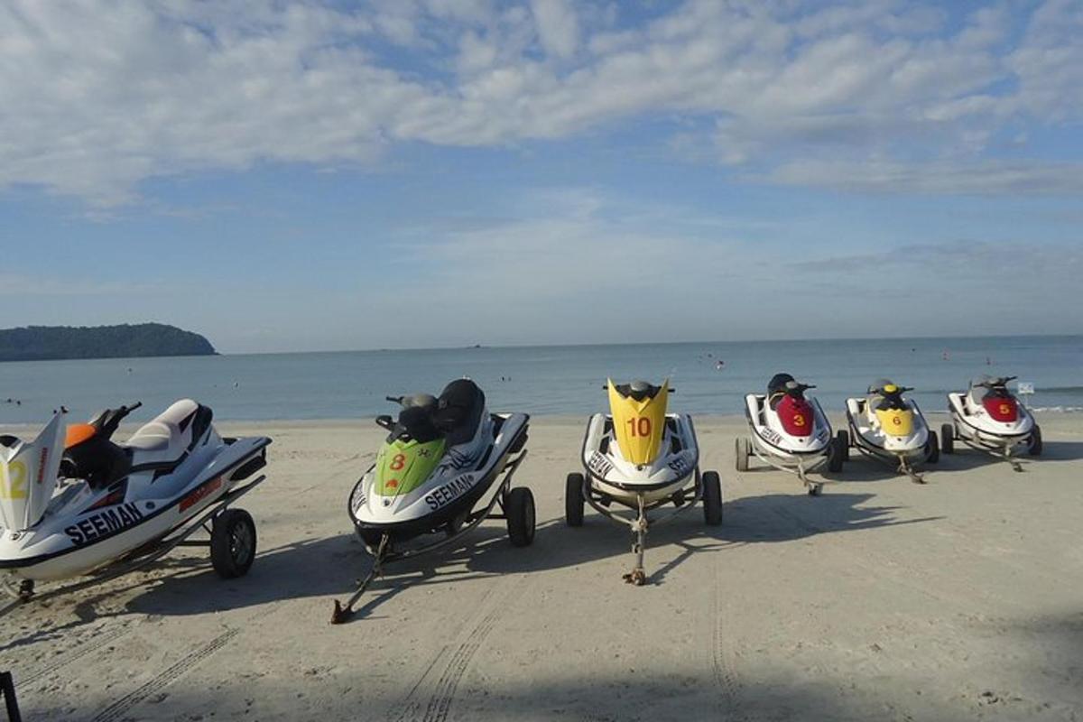 isang grupo ng mga emptyicycle na nakaparada sa dalampasigan