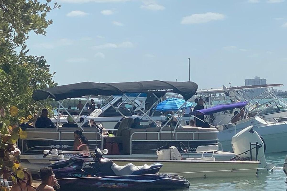 un grupo de personas en barcos en el agua