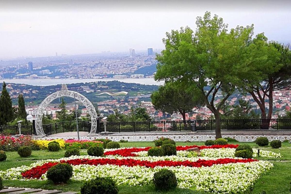 taman dengan bunga dan pemandangan bandar