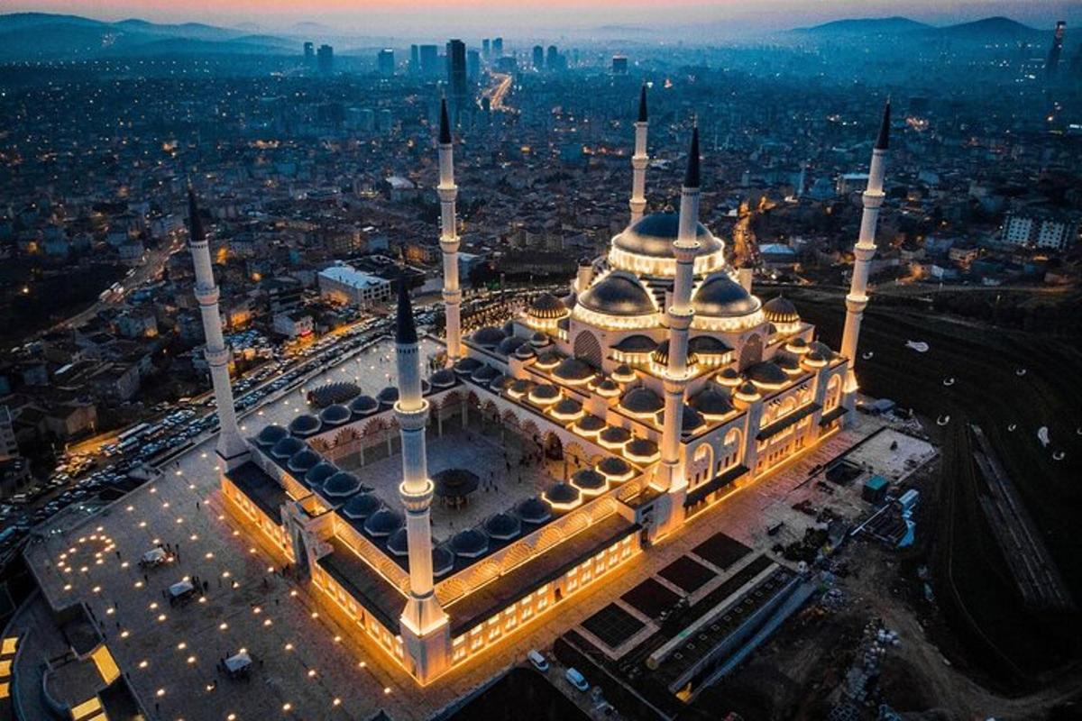pemandangan atas masjid besar dengan lampu