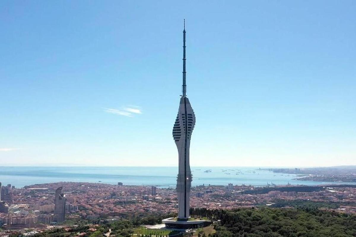 o vedere a turnului spinnaker într-un oraș