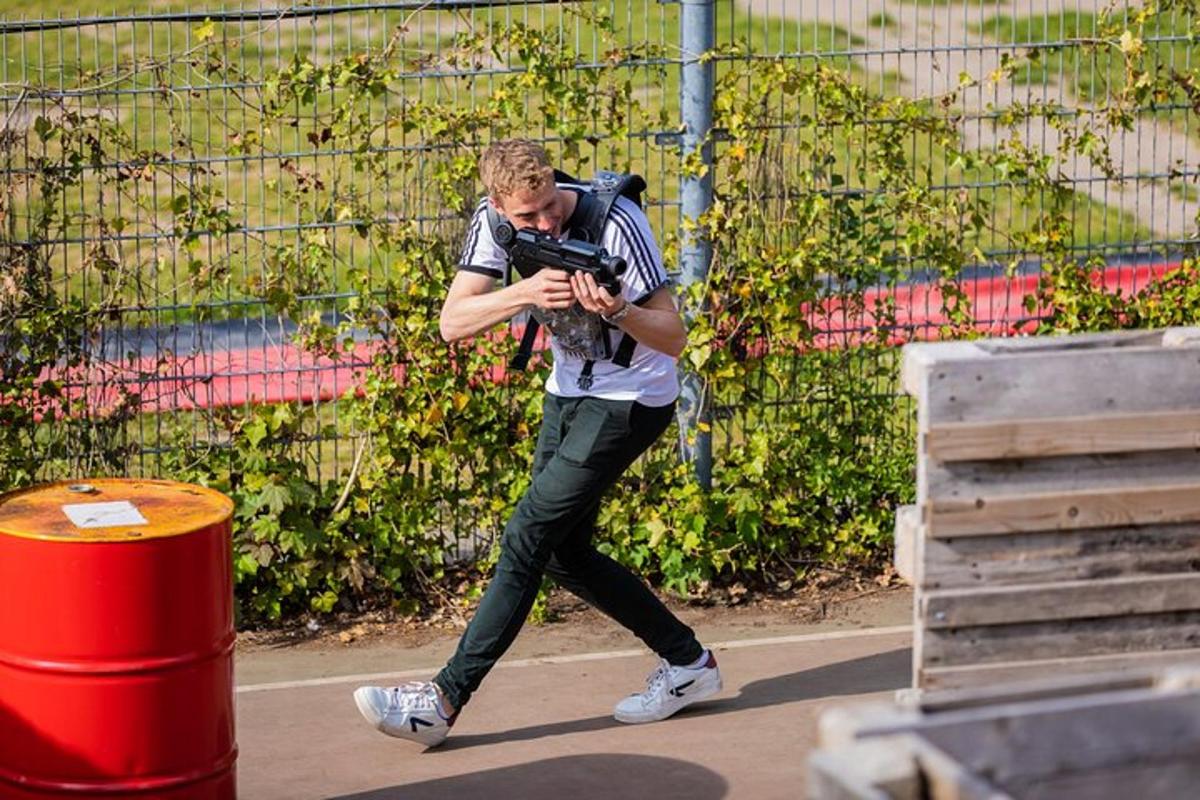 un uomo sta scattando una foto con una macchina fotografica