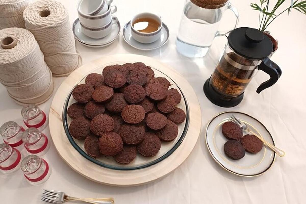 borð með diski af brownies og diski af kaffi
