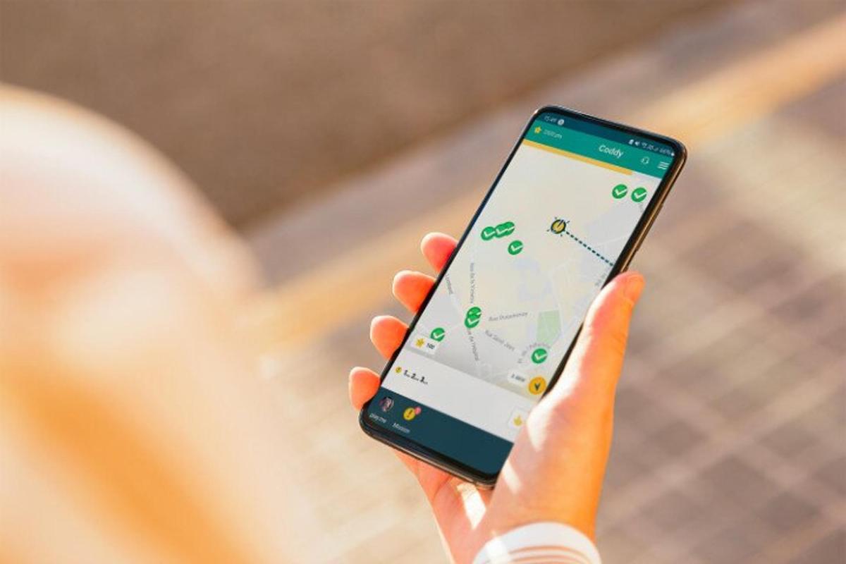 oseba, ki drži mobilni telefon v roki