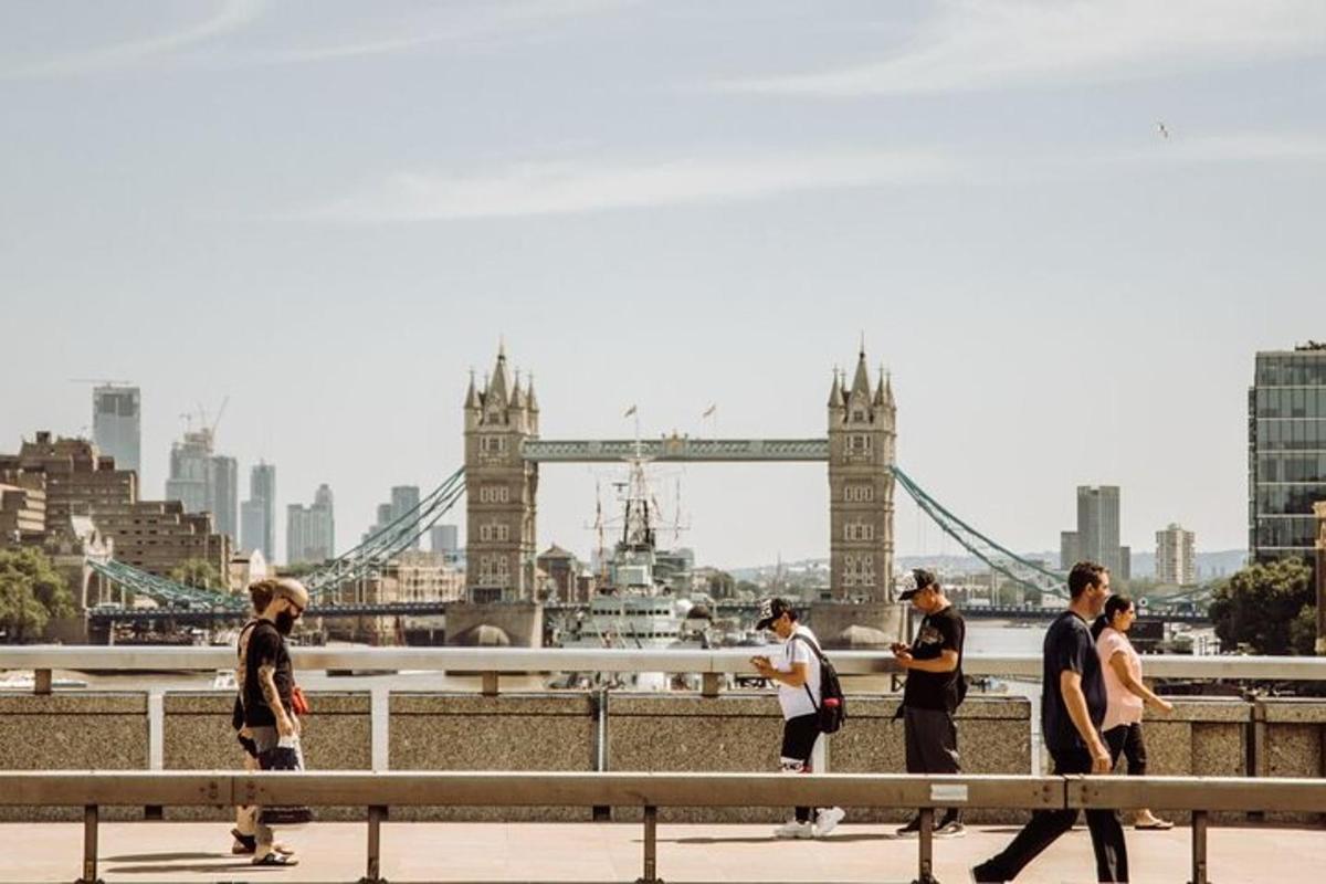 folk går foran Tower Bridge
