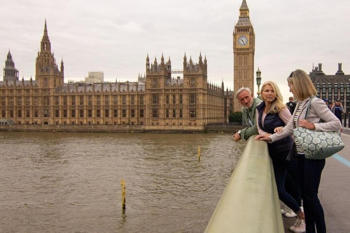 to kvinder og en mand stående på kanten af en bygning med Big Ben