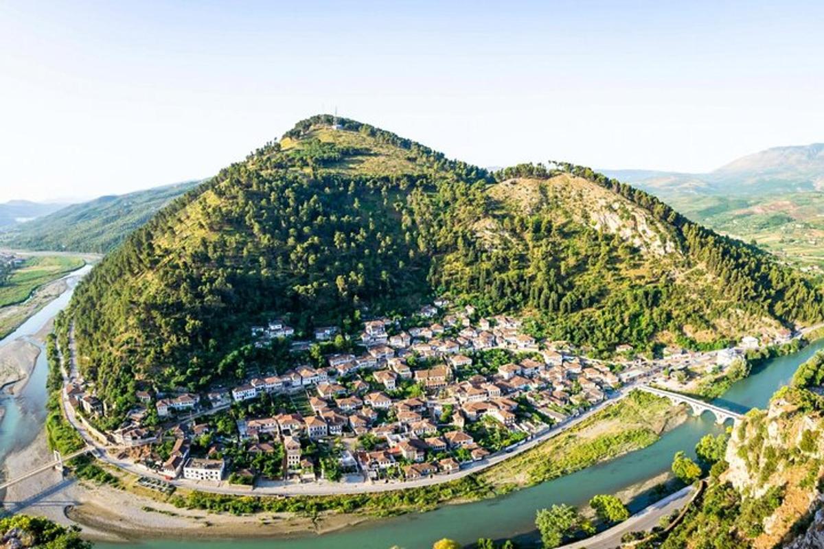una vista aérea de un pueblo en una montaña