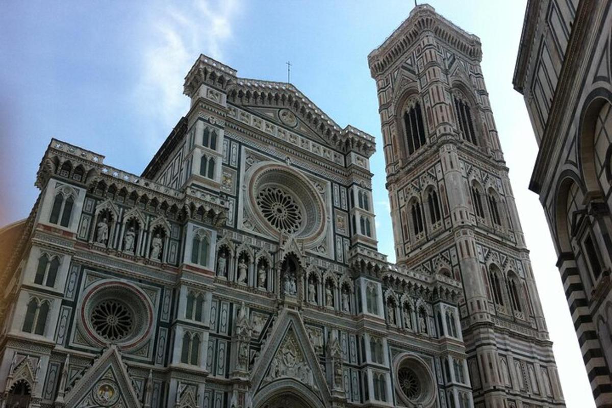 un grande edificio con una torre dell'orologio in cima