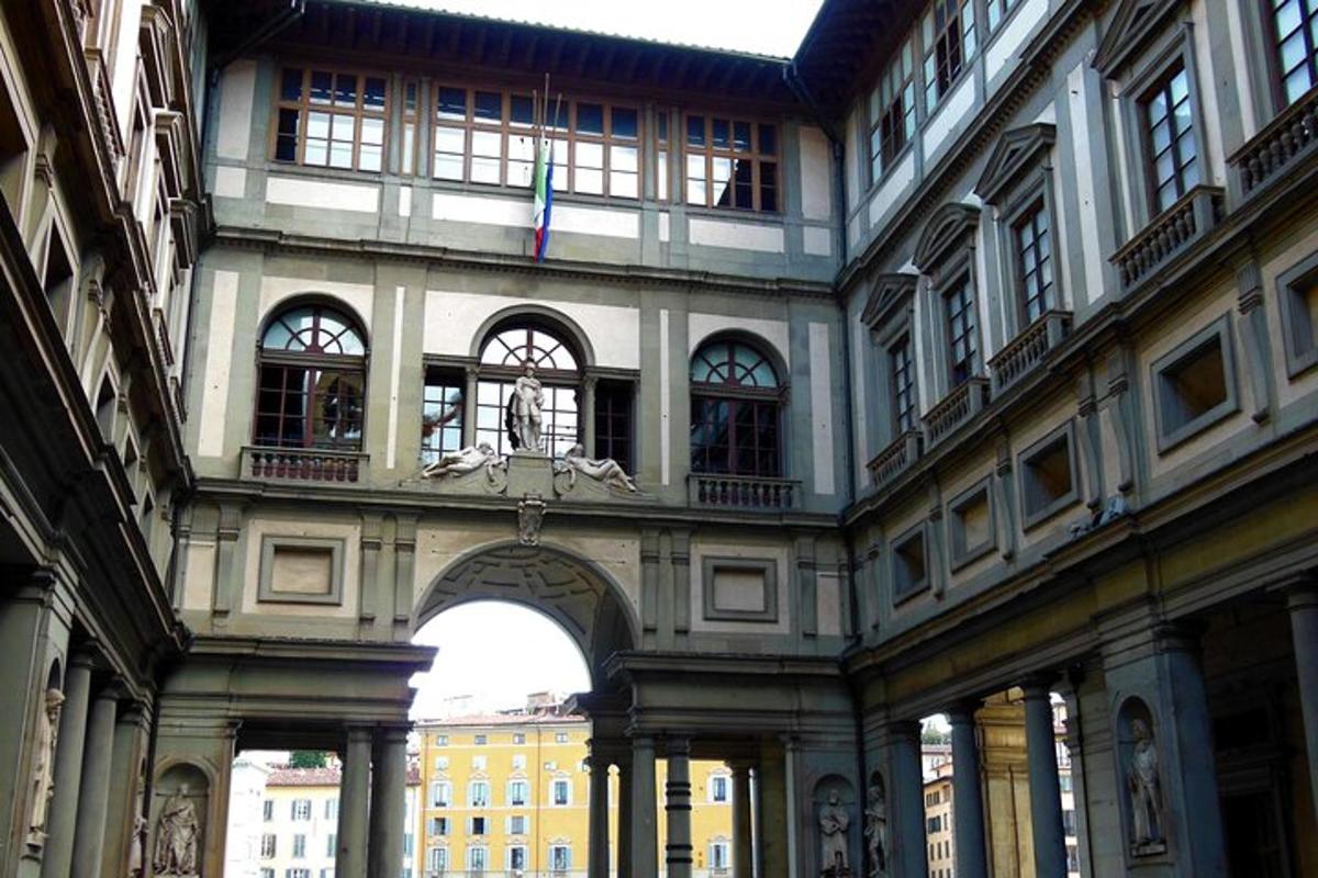 un arco in un edificio con un edificio giallo