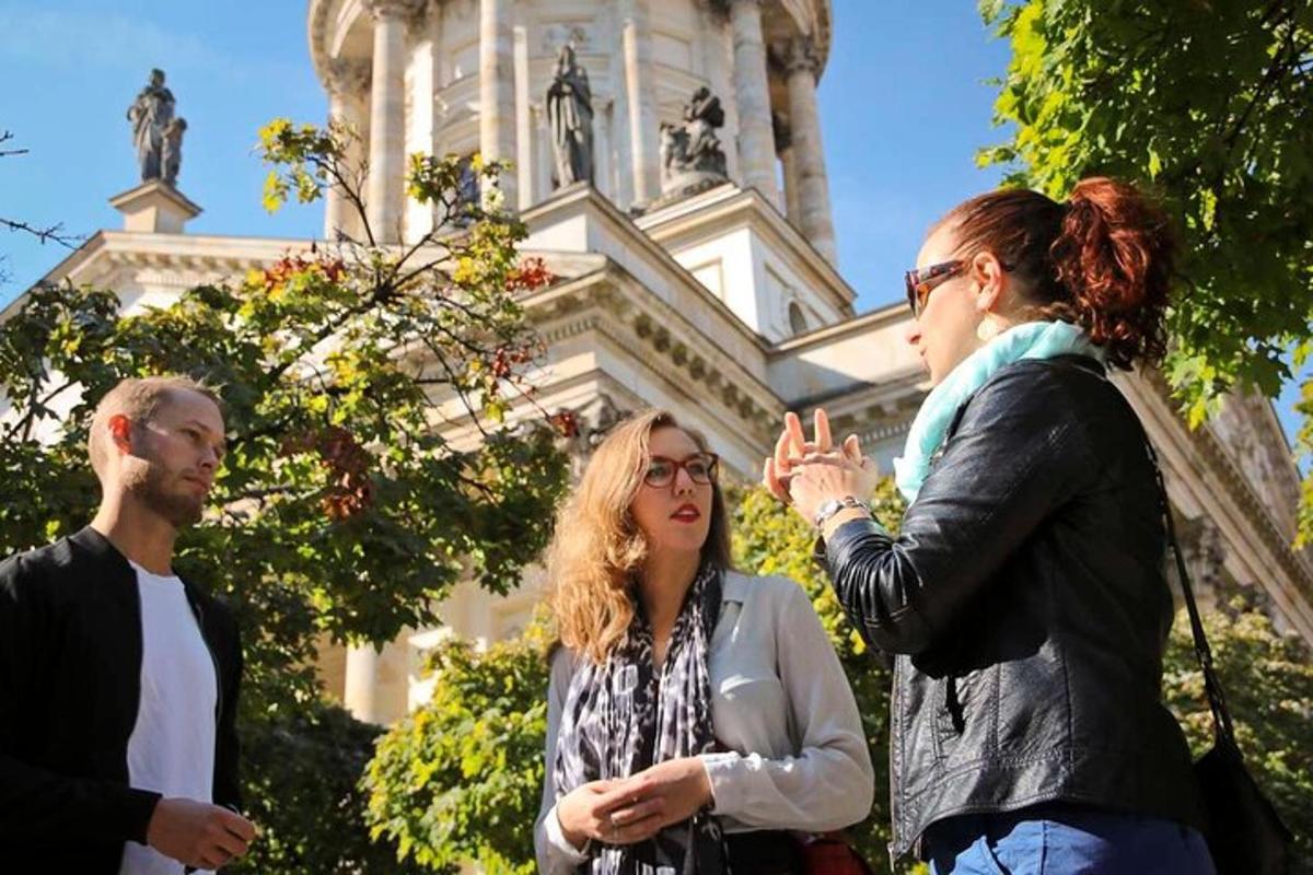 um grupo de pessoas em pé em frente a um prédio