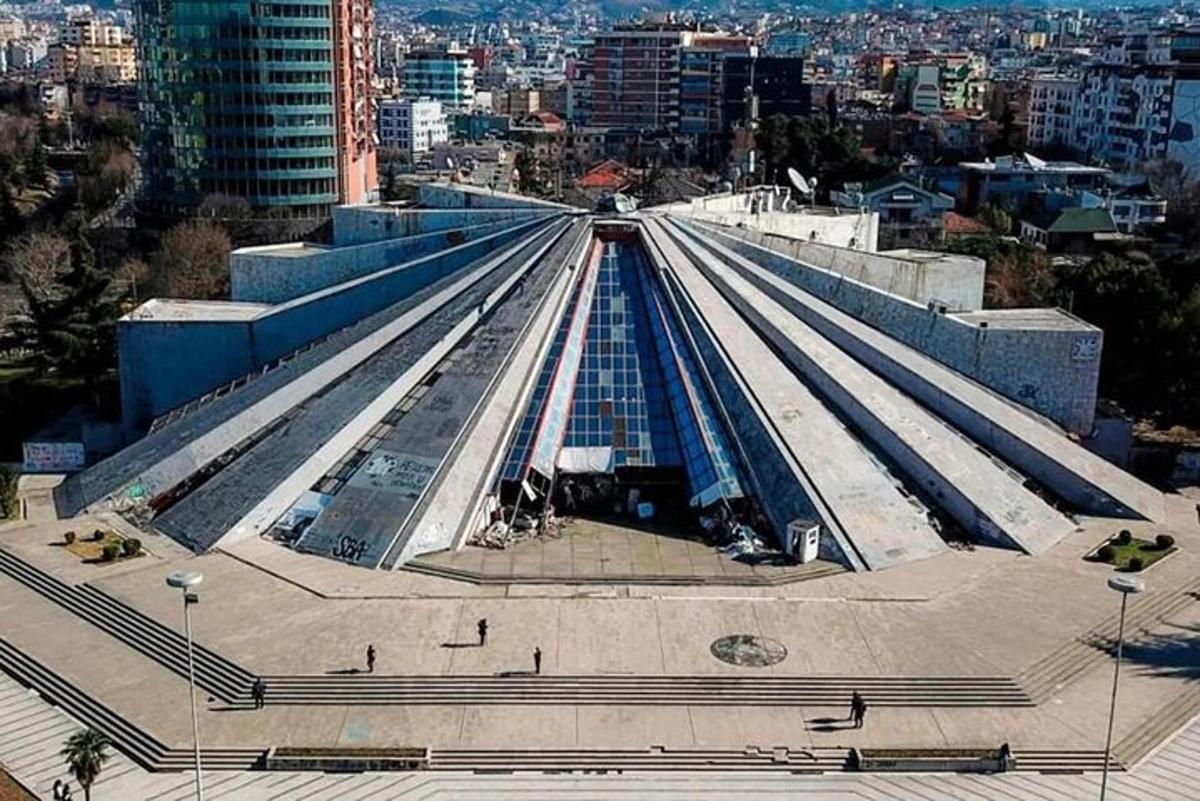 una vista di un grande edificio in una città