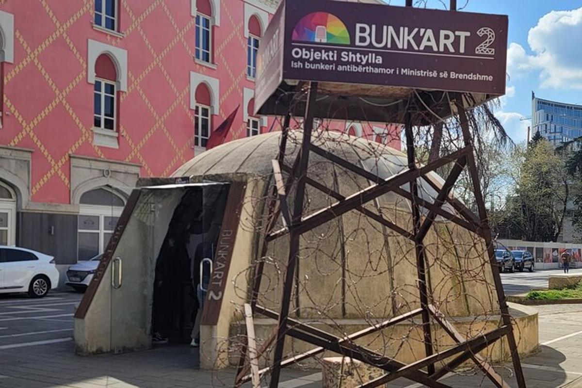 un edifici amb un rètol a sobre