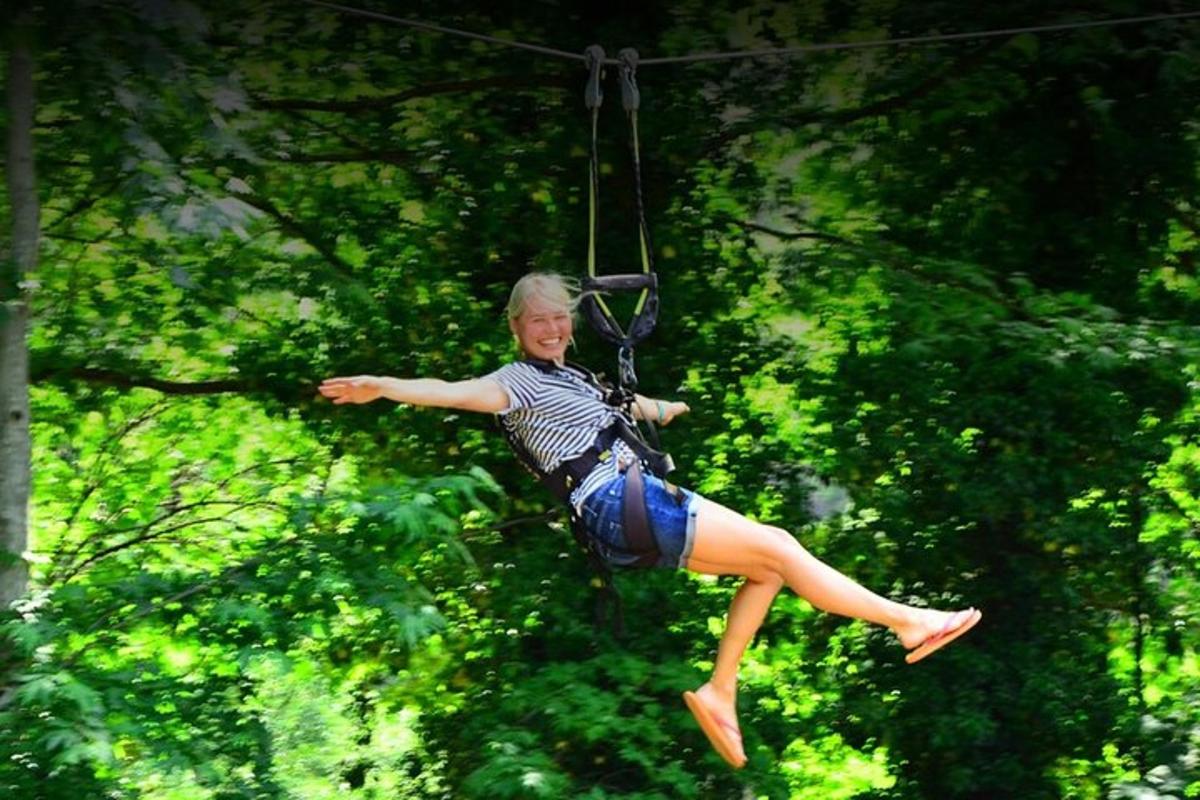 một người phụ nữ đang đi trên đường trượt zipline