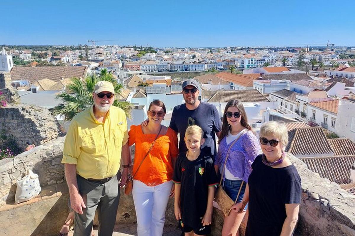 una famiglia in posa per una foto in cima a un muro