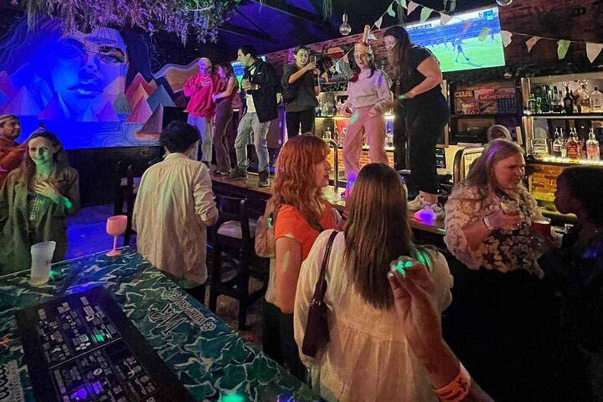 un gruppo di persone in piedi al bar