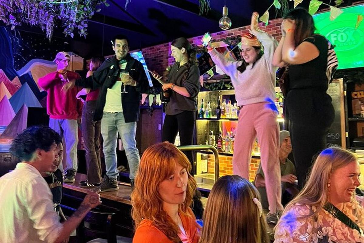 una donna che balla al bar con un gruppo di persone