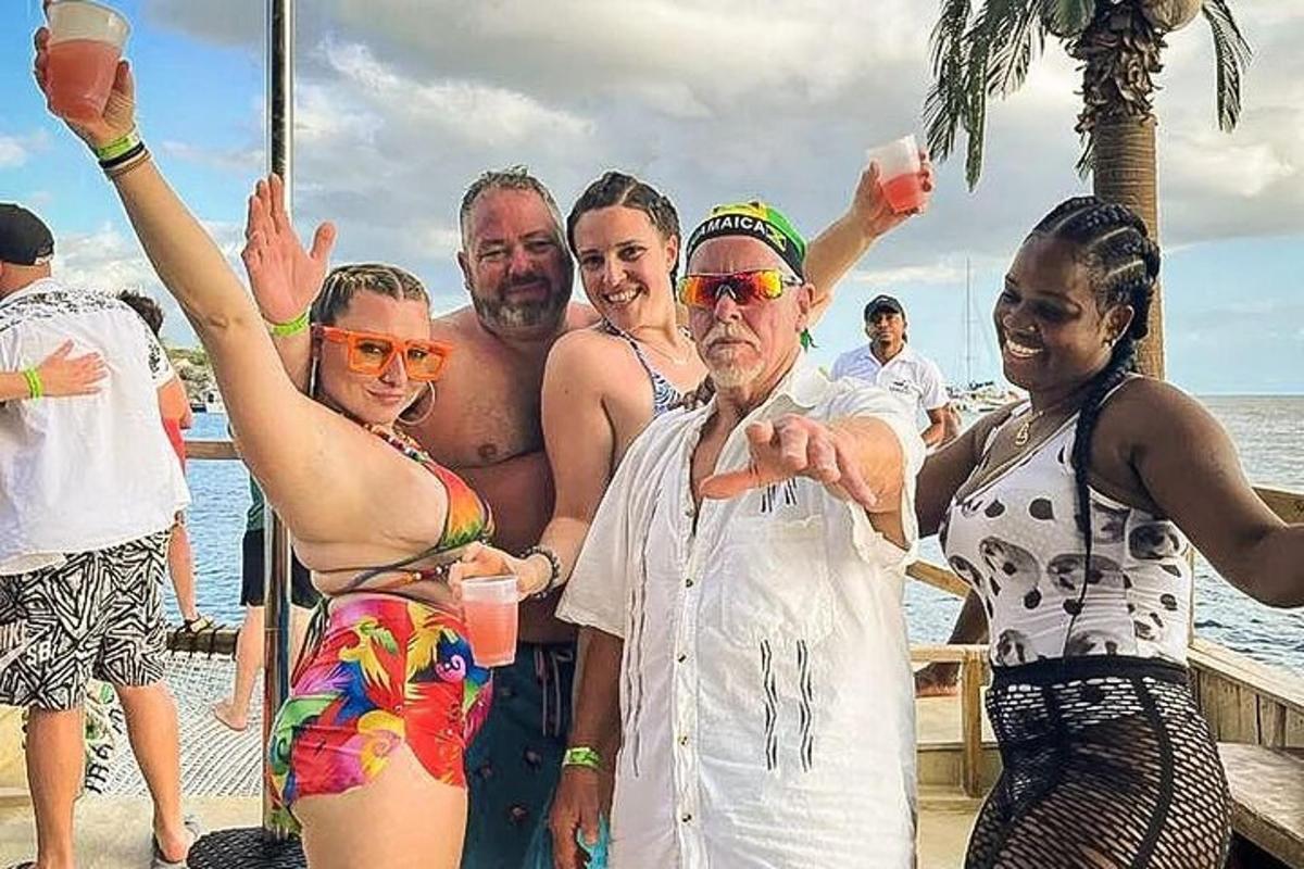 eine Gruppe von Menschen, die auf einem Boot für ein Foto posieren