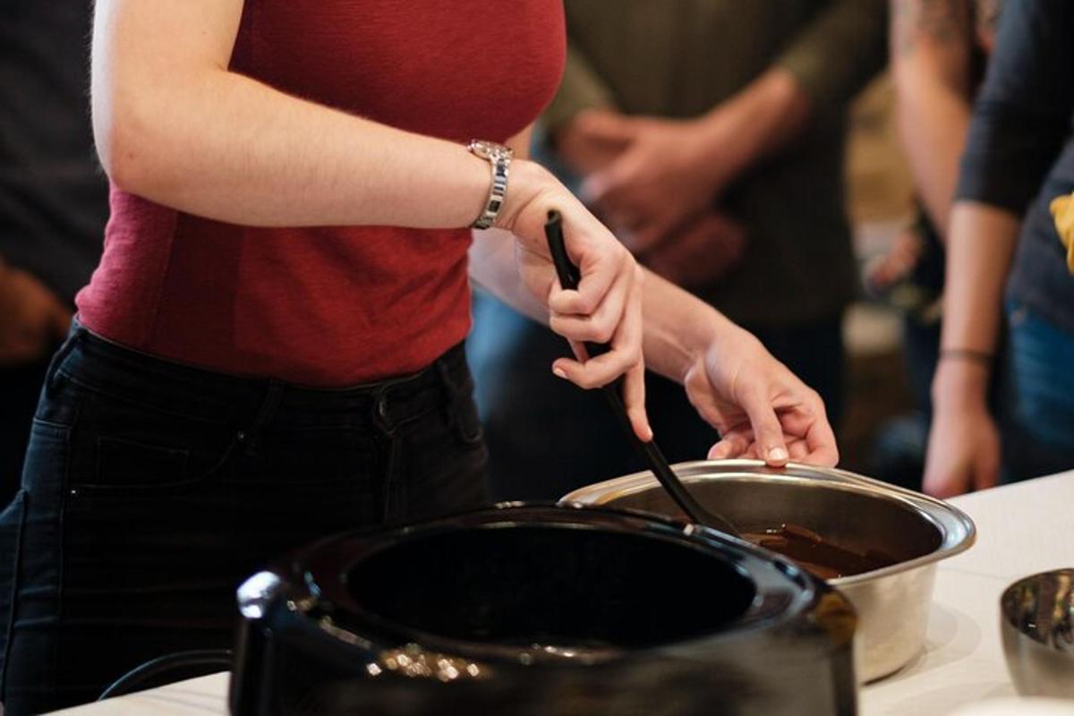 una donna che prepara il cibo in una pentola su un tavolo