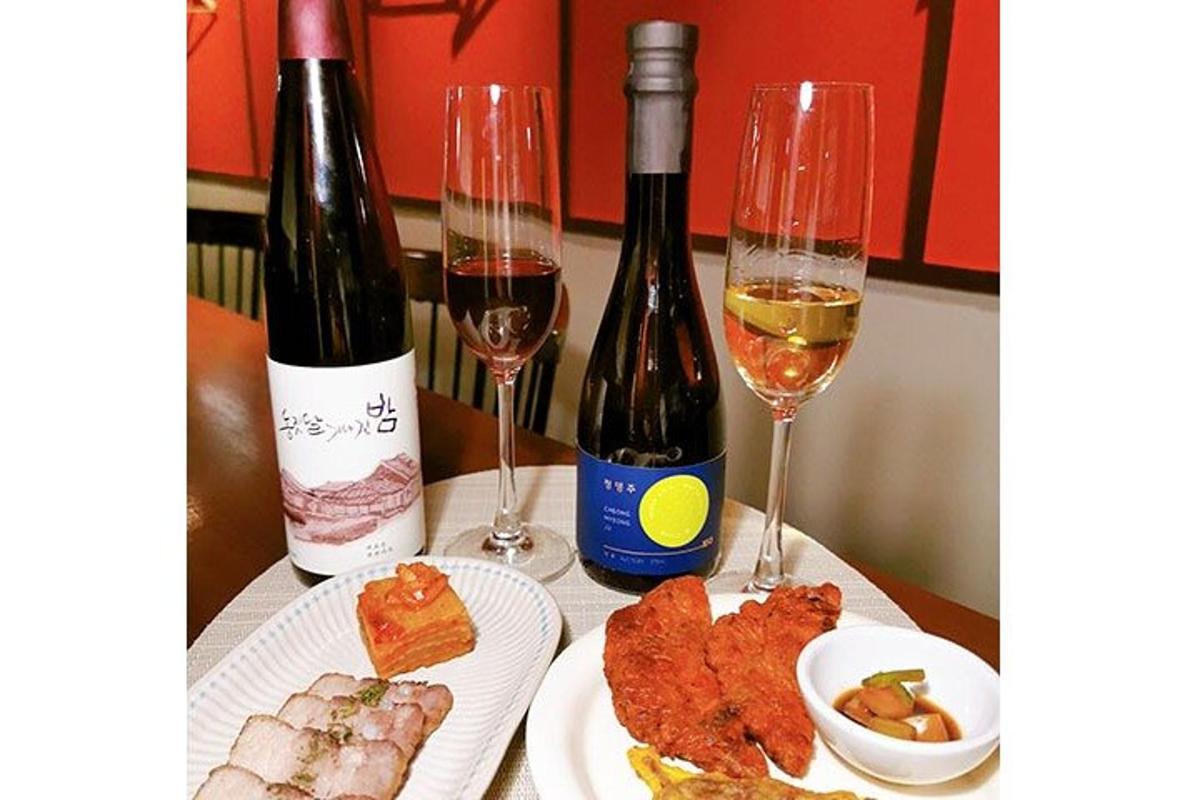 un tavolo con due bicchieri di vino e un piatto di cibo