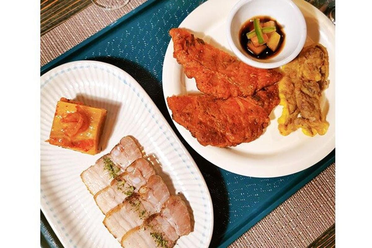 고기와 소스를 곁들인 두 접시의 음식이 담긴 쟁반