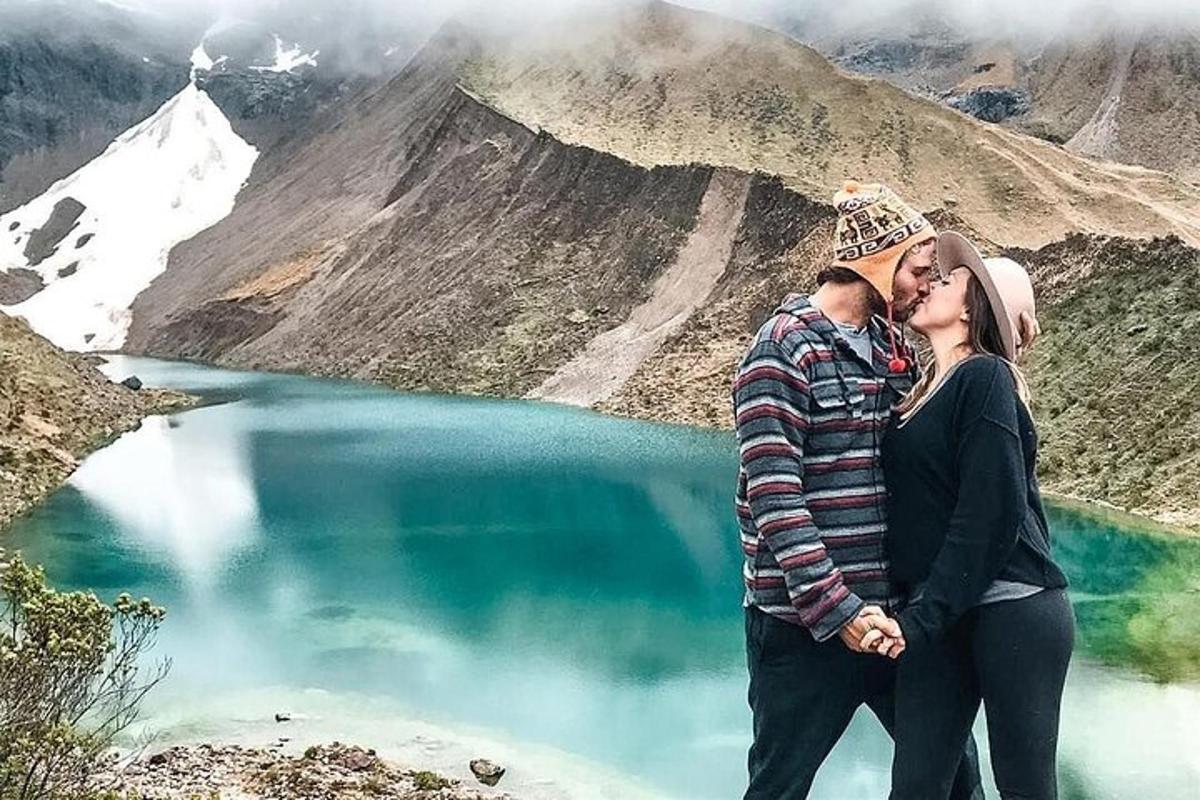 pasangan berciuman di hadapan tasik gunung