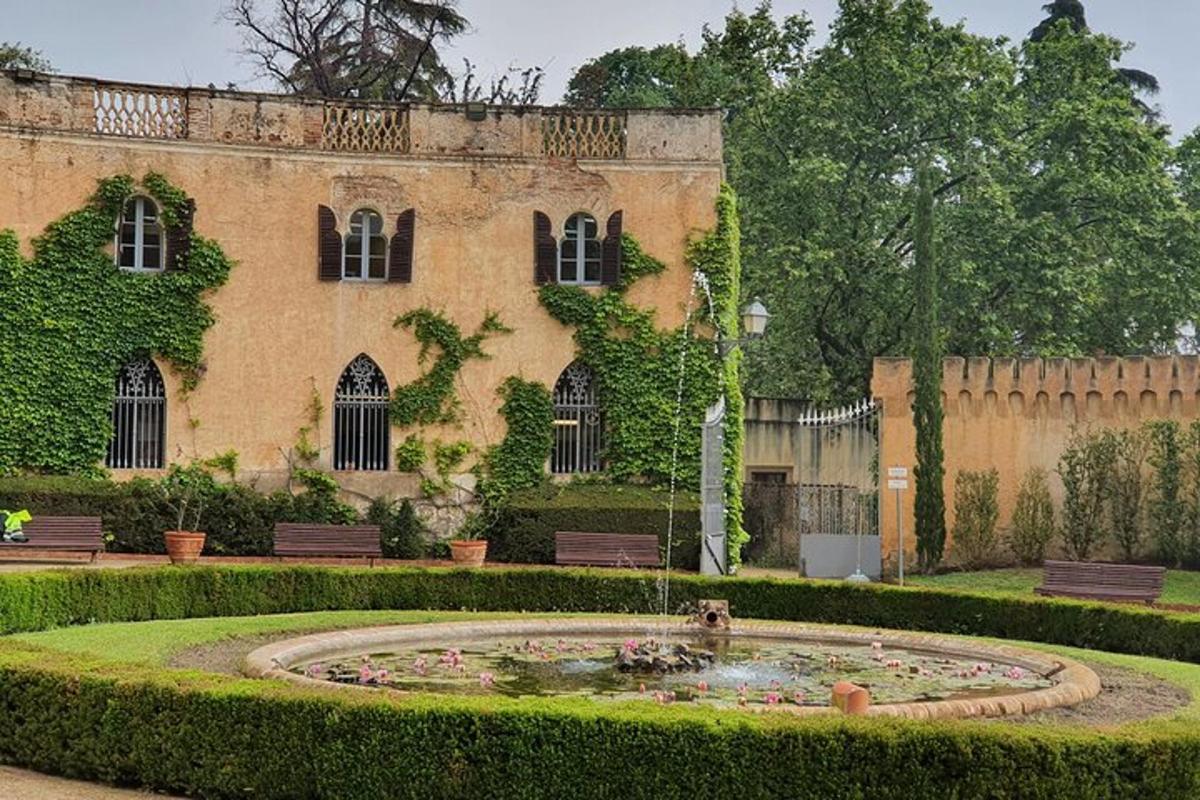 um edifício com uma fonte em frente a um jardim