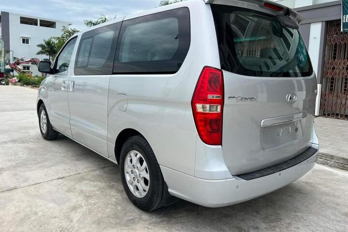 bílý minivan zaparkovaný na parkovišti