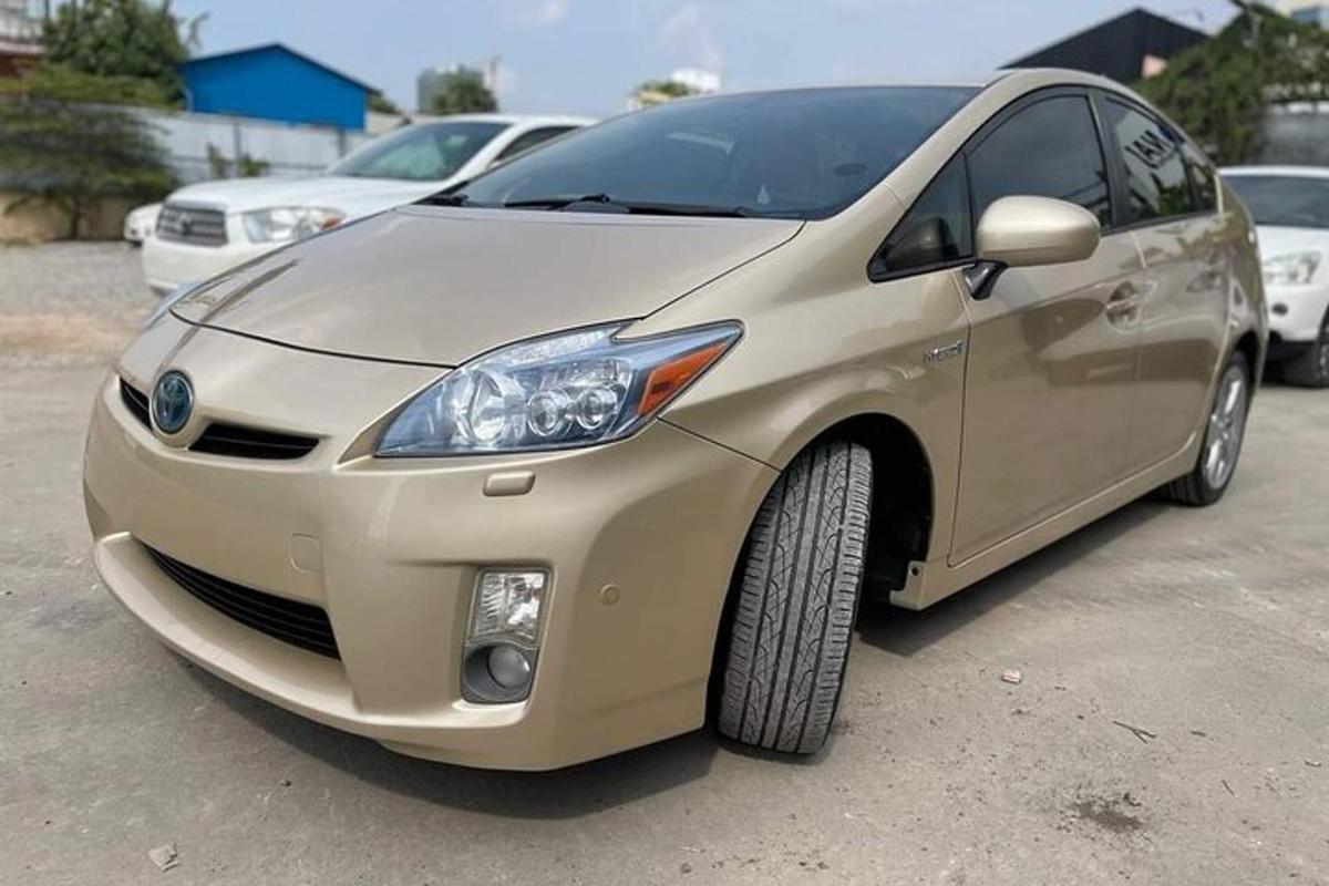 zlaté auto zaparkované na parkovišti