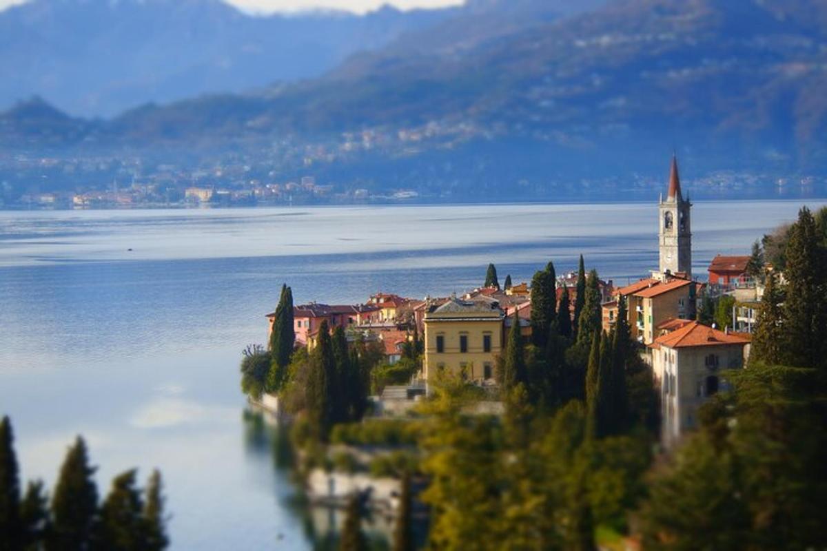 μια θέα μιας πόλης με ένα μεγάλο υδάτινο σώμα