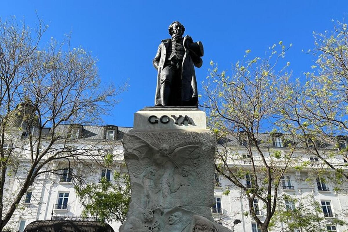 socha muža na koni pred budovou