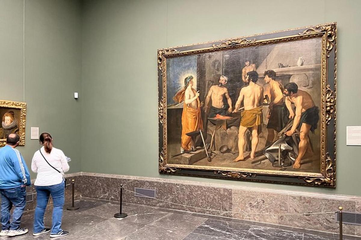 μια ομάδα ανθρώπων που κοιτάζει έναν πίνακα σε ένα μουσείο