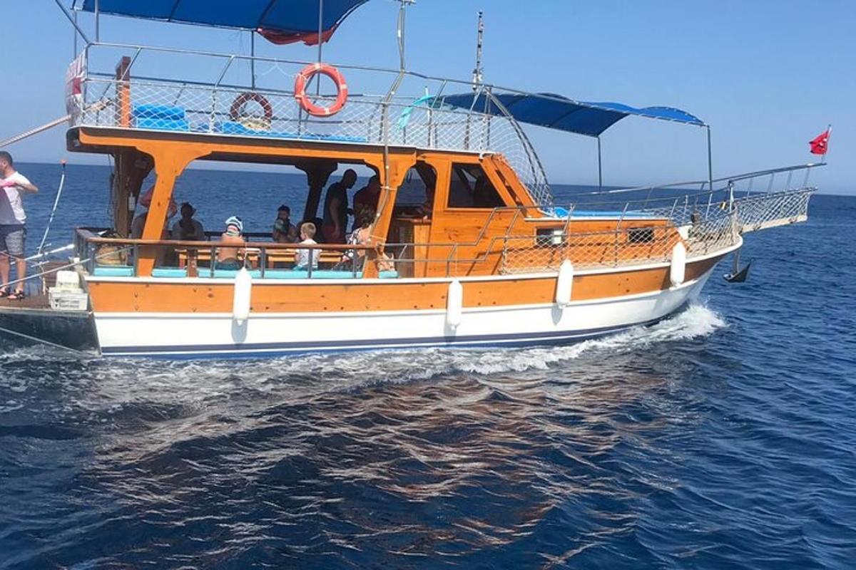 una barca arancione e bianca nell'acqua