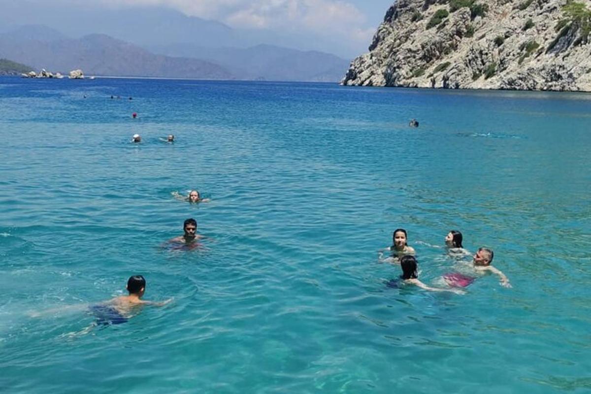 un gruppo di persone che nuotano nell'acqua